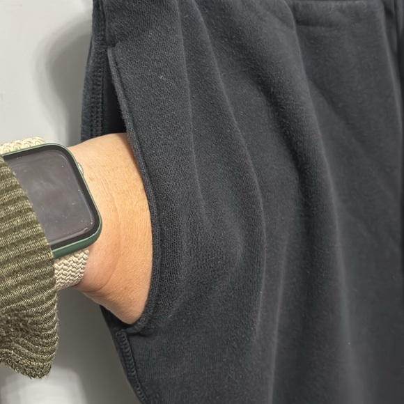 Women’s Under Armour black sweatpants all season gear size medium - Picture 5 of 6